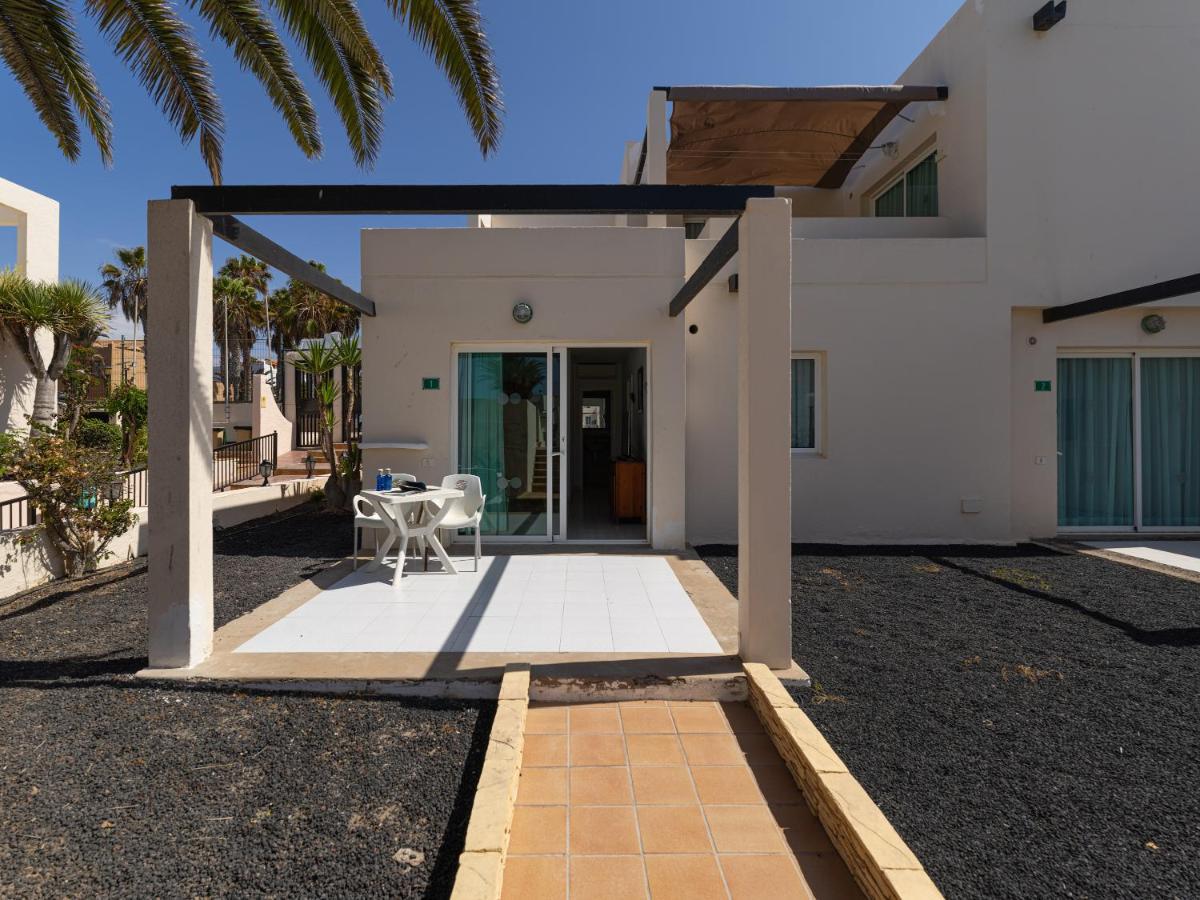 Homeforguest Apartamento Con Terraza Y Piscina En Corralejo Bagian luar foto