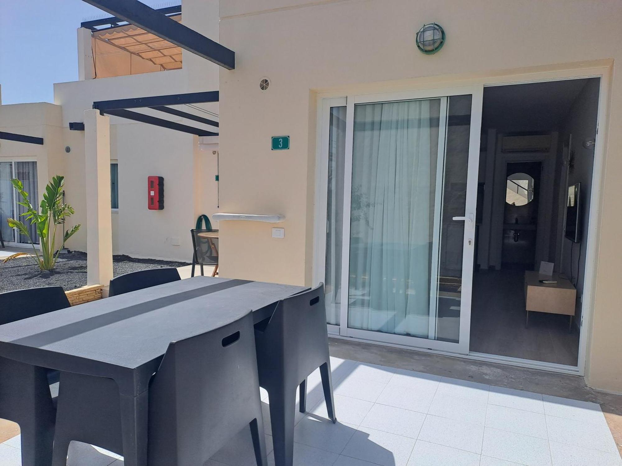 Homeforguest Apartamento Con Terraza Y Piscina En Corralejo Bagian luar foto