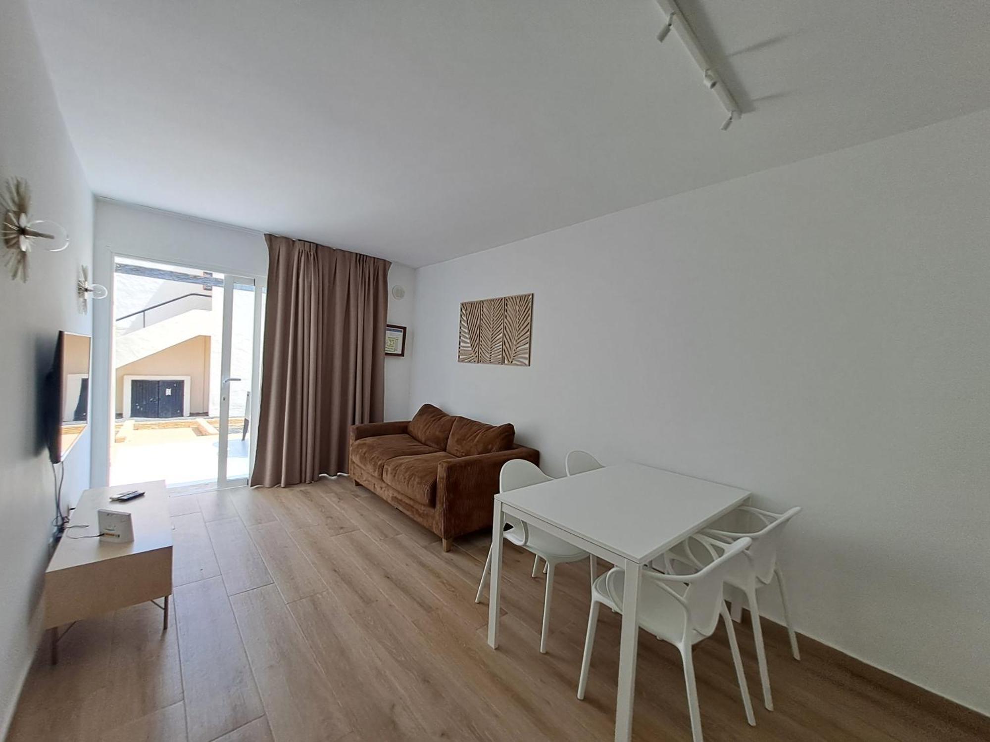 Homeforguest Apartamento Con Terraza Y Piscina En Corralejo Bagian luar foto