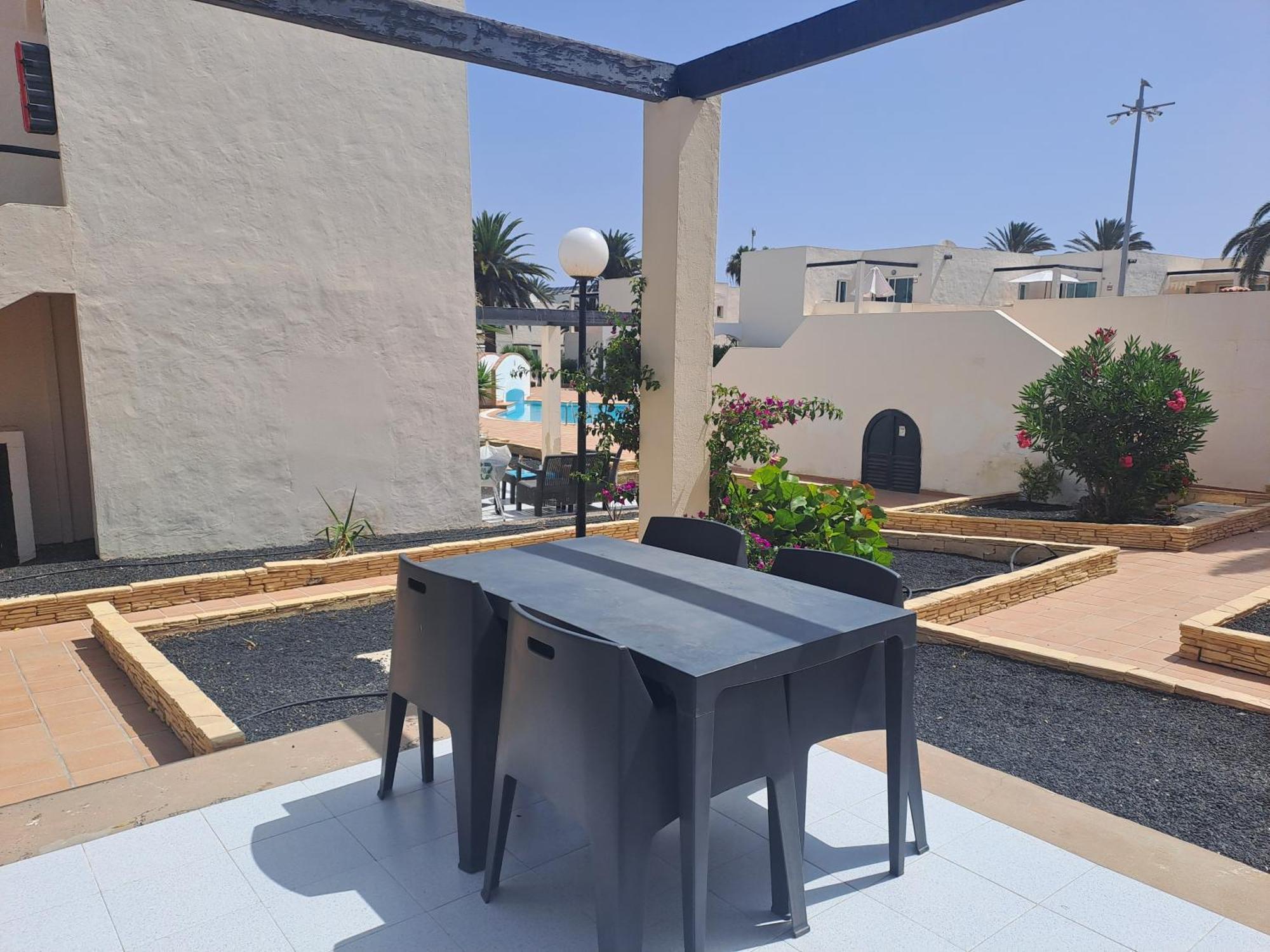 Homeforguest Apartamento Con Terraza Y Piscina En Corralejo Bagian luar foto