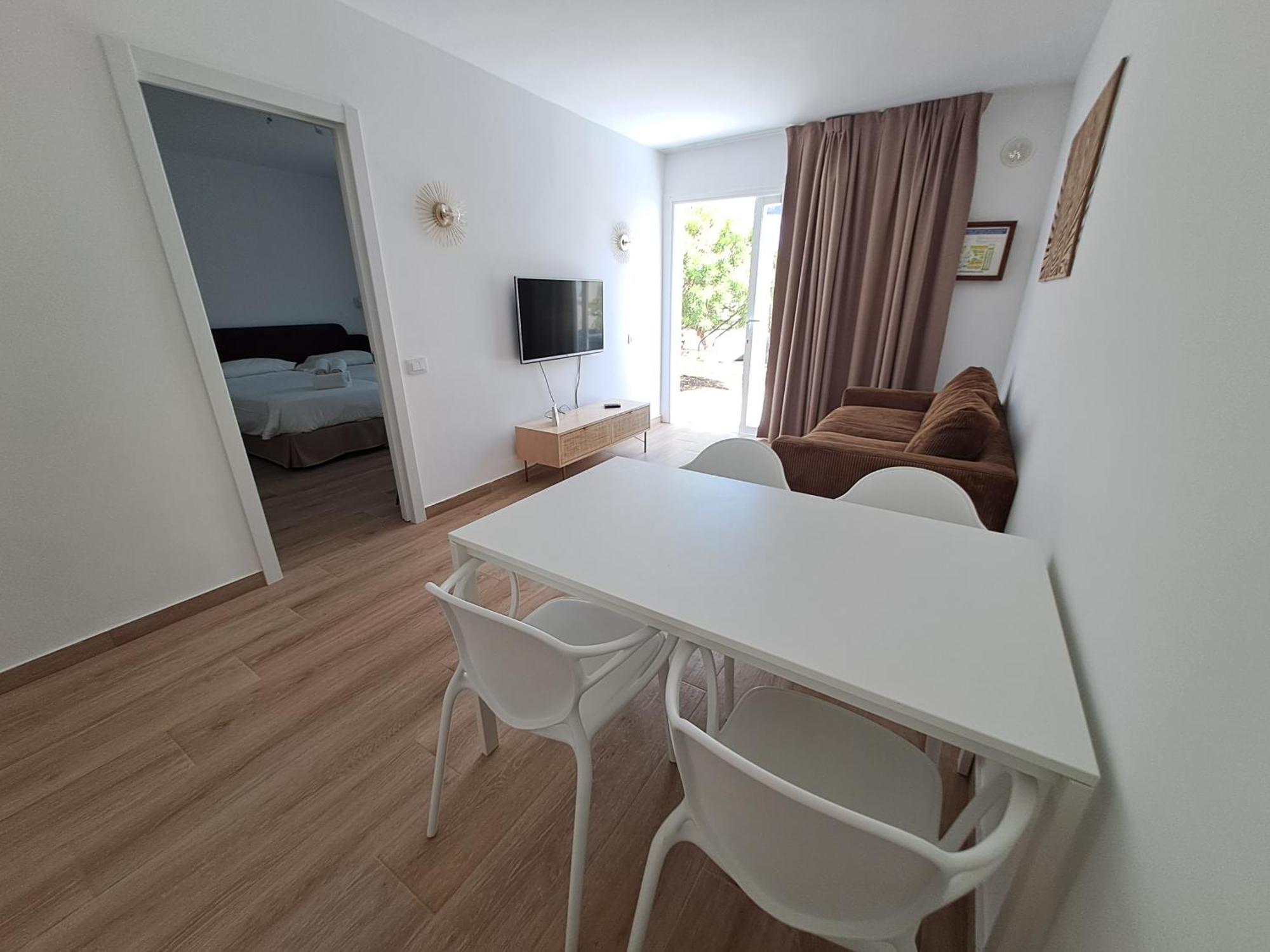 Homeforguest Apartamento Con Terraza Y Piscina En Corralejo Bagian luar foto